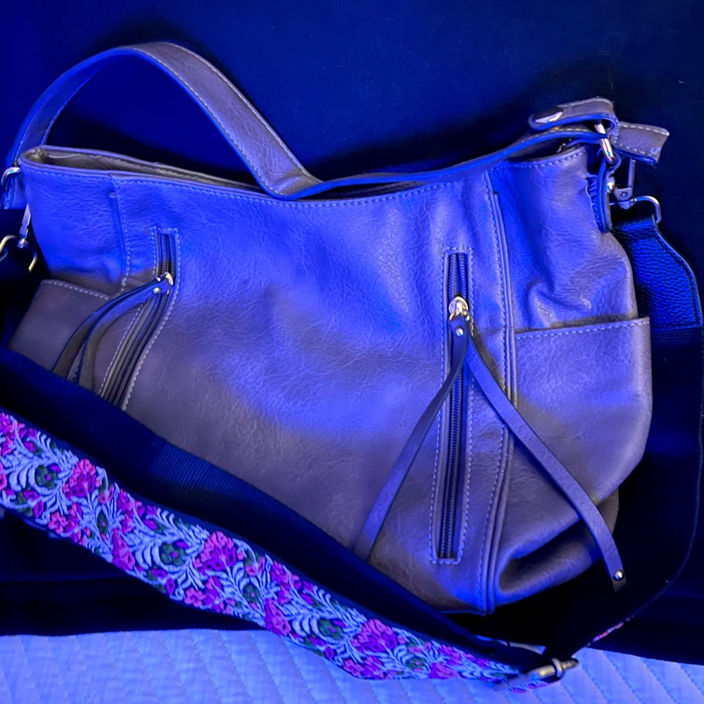 Leather brown boutique bag with customizable crossbody strap